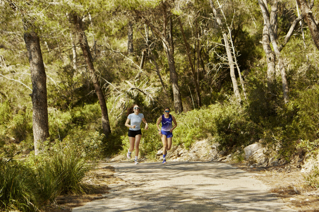 Dues corredores practicant trail running pel Parc del Garraf, a Sitges
