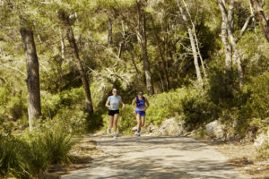 Dues corredores practicant trail running pel Parc del Garraf, a Sitges