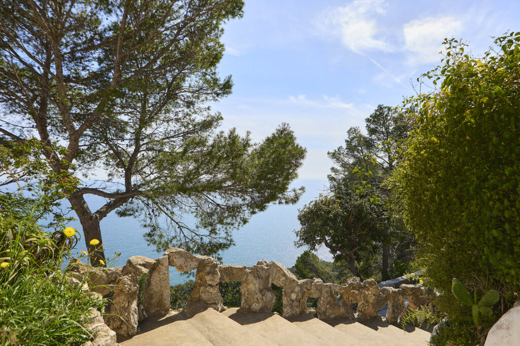 Escales de l’Ermita de la Trinitat de Sitges amb vegetació mediterrània i vistes al mar