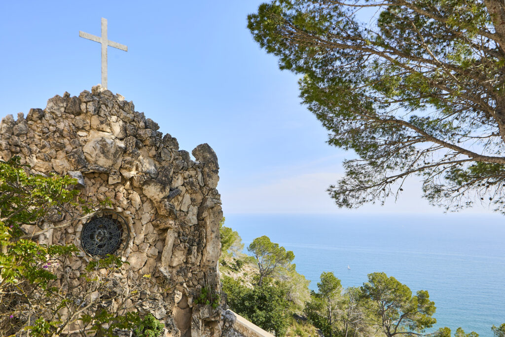 Creu de l’Ermita de la Trinitat de Sitges amb vistes al mar Mediterrani