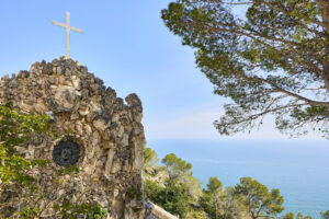 Creu de l’Ermita de la Trinitat de Sitges amb vistes al mar Mediterrani