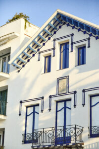 Façana d’una casa tradicional davant la platja de Sant Sebastià de Sitges