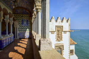 Galeria del Palau de Maricel de Sitges amb vistes al mar Mediterrani