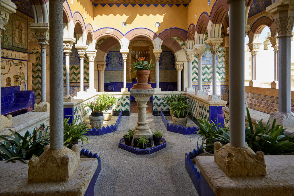 Claustre del Palau de Maricel de Sitges, decorat amb arcs, columnes i ceràmica de colors