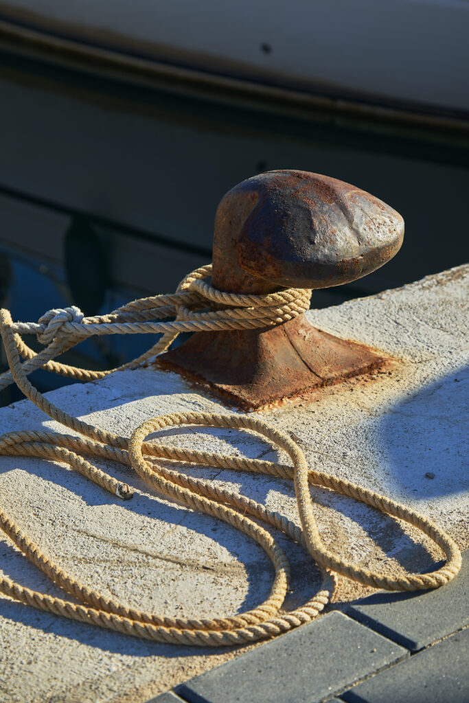 Detall d’un amarrador amb cordes en un port de Sitges