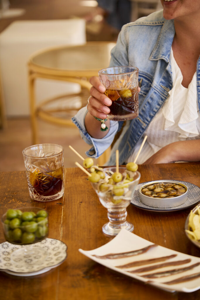 Vermut amb olives i anxoves en un establiment gastronòmic de Sitges