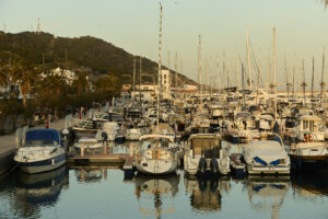 Vista del Port de Sitges-Aiguadolç amb embarcacions amarrades i el massís del Garraf al fons