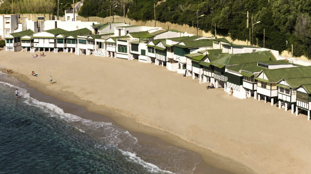 Vista aèria de la platja de Sant Sebastià de Sitges amb les tradicionals casetes de bany