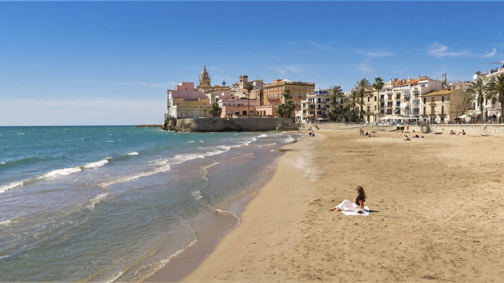 Platja de Sant Sebastià de Sitges amb el nucli antic i el mar Mediterrani al fons