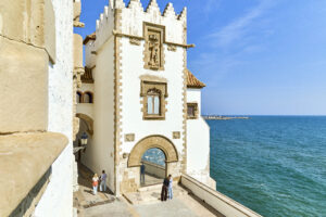 Detall del Palau de Maricel amb el mar Mediterrani al fons, a Sitges.