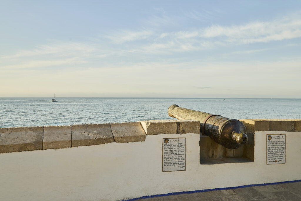 Canó històric davant del mar al Baluard de Sitges