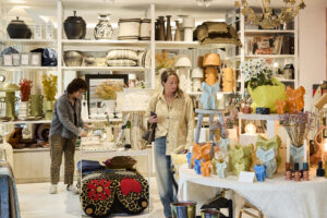 Dues dones visitant una botiga de decoració i artesania a Sitges