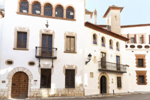 Façana de la Biblioteca Santiago Rusiñol, a la plaça de l’Ajuntament de Sitges.